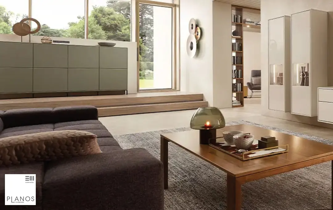 Wohnzimmer mit TV-Möbeln in Weiß, Holz-Couchtisch, Sofa und beleuchteten Wandregalen